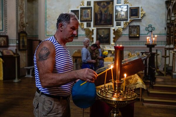 Ветеран ВДВ в церкви Ветеран ВДВ в церкви - Sputnik Латвия