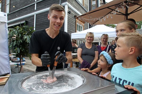 Процесс приготовления ролл-мороженого при помощи шпателей пользовался особым успехом у посетителей Калнциемского квартала Процесс приготовления ролл-мороженого при помощи шпателей пользовался особым успехом у посетителей Калнциемского квартала - Sputnik Латвия