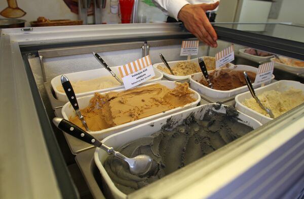 Черное мороженое из угля от Skriveru mājas saldējums не только вкусное, но и полезное для пищеварения! Черное мороженое из угля от Skriveru mājas saldējums не только вкусное, но и полезное для пищеварения! - Sputnik Латвия