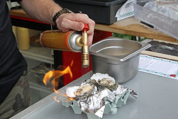 Изысканные устрицы от Fans of Oysters можно было отведать как в традиционном варианте, так и с множеством добавок в опаленном (фламбированном) варианте Изысканные устрицы от Fans of Oysters можно было отведать как в традиционном варианте, так и с множеством добавок в опаленном (фламбированном) варианте - Sputnik Латвия