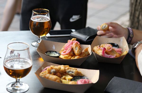 Некоторые рижане остояли за своей едой часовые очереди, но ничуть об этом не пожалели Некоторые рижане остояли за своей едой часовые очереди, но ничуть об этом не пожалели - Sputnik Латвия