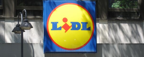 Логотип немецкой торговой сети Lidl на фасаде магазина Логотип немецкой торговой сети Lidl на фасаде магазина - Sputnik Latvija