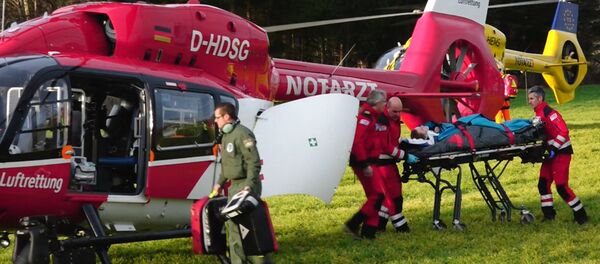 Спасатели погрузили в вертолет пострадавших при столкновении поездов в ФРГ Спасатели погрузили в вертолет пострадавших при столкновении поездов в ФРГ - Sputnik Латвия