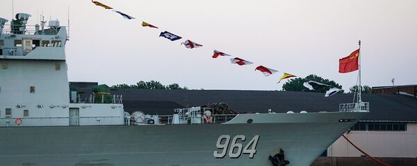 Флаг Народно-освободительной армии Китая на носу судна снабжения «Ломаху» - Sputnik Латвия