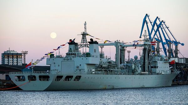 Судно снабжения Ломаху китайского ВМФ в Рижском порту Судно снабжения Ломаху китайского ВМФ в Рижском порту - Sputnik Латвия