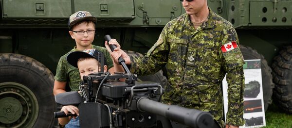 Военнослужащий Канады демонстрирует детям автоматический гранатомёт - Sputnik Латвия