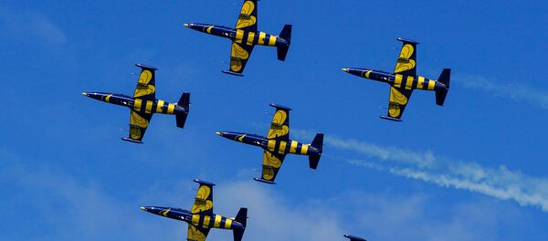 Показательное выступление пилотажной группы Baltic Bees - Sputnik Латвия