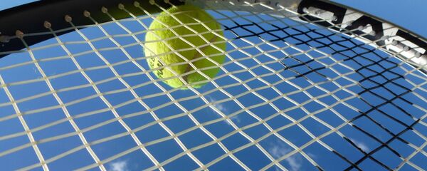 Теннисный мяч на ракетке - Sputnik Латвия