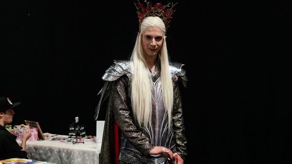 На изготовление костюма короля эльфов Трандуила Дмитрий Езау потратил три месяца - Sputnik Латвия