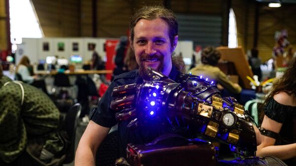 Стимпанк – это мода фантастического мира, в котором человечество застряло в эре механики и паровых машин, а также этики викторианской эпохи - Sputnik Латвия