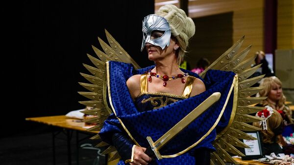 Самый старший косплеер Балтии, 56 лет. Вальда Рузгиене изображает королеву из компьютерной игры Dragon Age - Sputnik Латвия