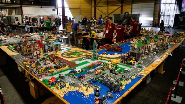 Город LEGO со стильной архитектурой и огромной железной дорогой - Sputnik Латвия