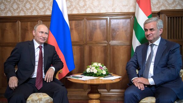 Krievijas prezidents Vladimirs Putins un Abhāzijas Republikas prezidents Rauls Hadžimba - Sputnik Latvija