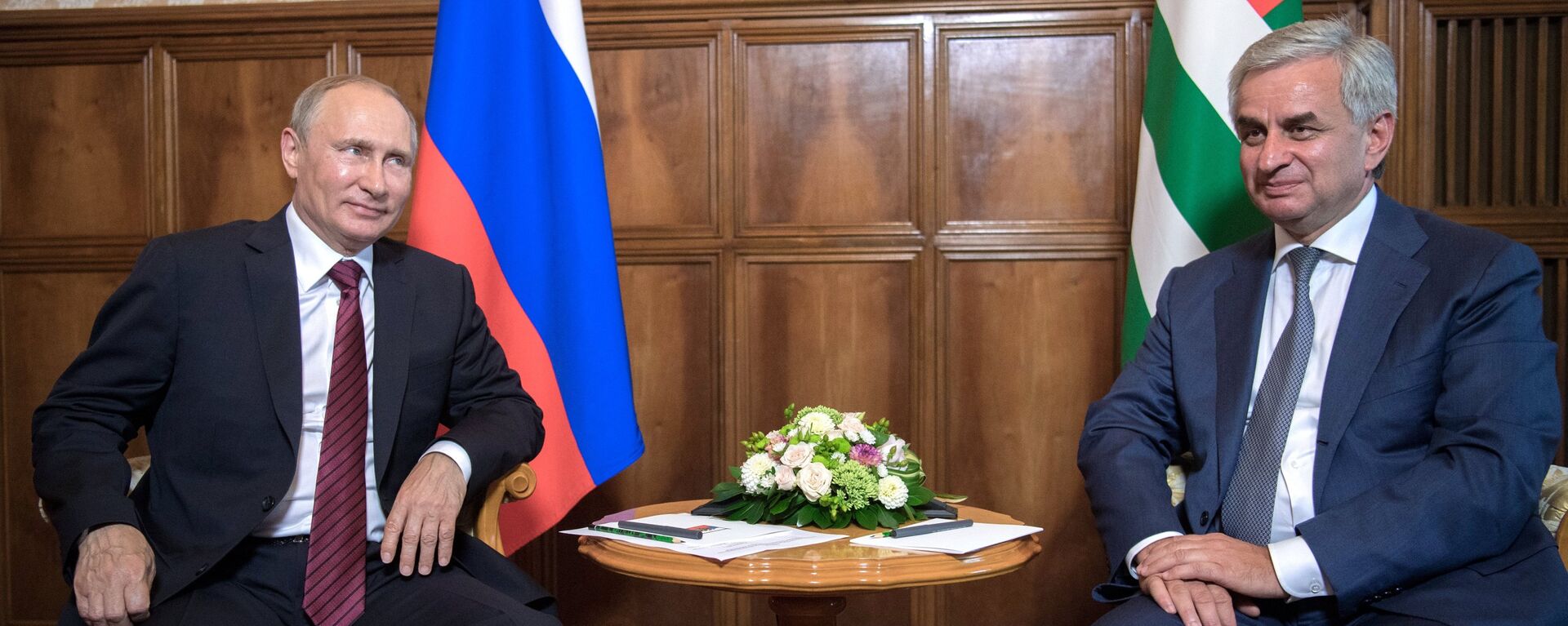 Krievijas prezidents Vladimirs Putins un Abhāzijas Republikas prezidents Rauls Hadžimba - Sputnik Latvija, 1920, 09.08.2017