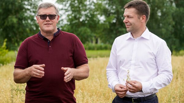 Фермер хозяйства Liepziedi Гундарс Лиепа и член правления Rigas dzirnavnieks Жилвинас Пакелтис - Sputnik Латвия