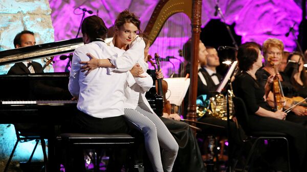 Пианист Андрей Осокин с танцовщицей Габией Бириней Пианист Андрей Осокин с танцовщицей Габией Бириней - Sputnik Латвия