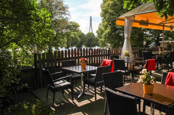 Кафе-ресторанчик-терраса Labais krasts на Набережной 11 Ноября - Sputnik Латвия