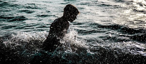 Мальчик купается в море - Sputnik Латвия