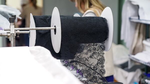 Кружево очень капризная ткань и требует повышенного внимания - Sputnik Латвия