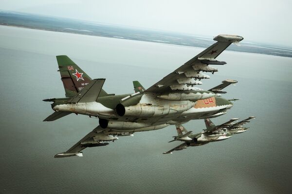 Летно-специальная подготовка экипажей штурмовиков Су-25СМ3 в Приморско-Ахтарске - Sputnik Латвия