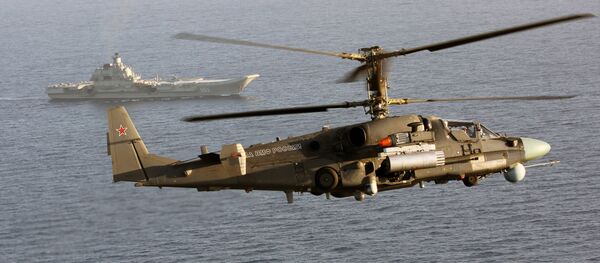 Российский военный корабль и вертолет - Sputnik Латвия