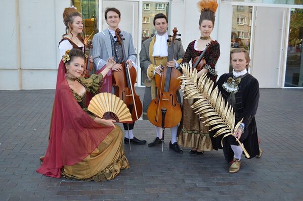 Sanktpēterburgas mūziķu un dejotāju priekšnesums izdaiļo festivālu - Sputnik Latvija