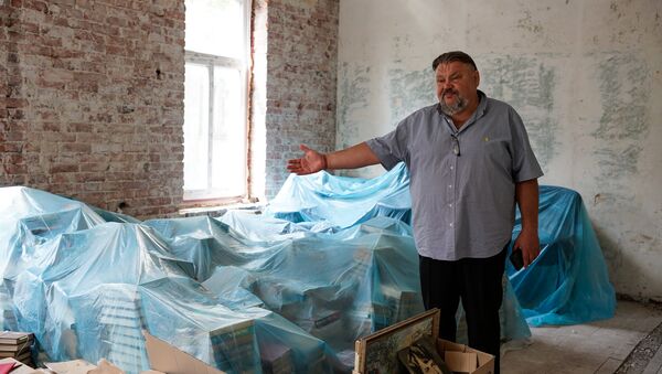 Валерий Кравцов демонстрирует будущие помещения библиотеки Русского дома в Лиепаи - Sputnik Латвия