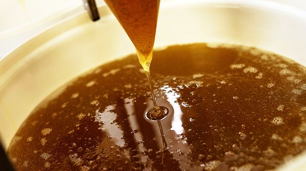 Мед из центрифуги собирают в емкости Мед из центрифуги собирают в емкости - Sputnik Латвия