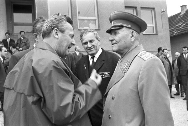 Маршал Иван Конев (справа) на праздновании 25-й годовщины Словацкого национального восстания. - Sputnik Латвия