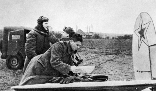 Командующий фронтом Иван Конев возле легкого самолета По-2. Корсунь-Шевченковская операция. Украина. - Sputnik Латвия