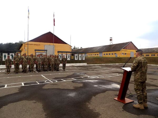 Латвийские военные выступают перед украинскими инструкторами во Львовской области Латвийские военные выступают перед украинскими инструкторами во Львовской области - Sputnik Латвия