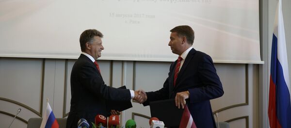 Встреча министра транспорта РФ Максима Соколова и министра сообщения Латвийской Республики Улдиса Аугулиса - Sputnik Латвия