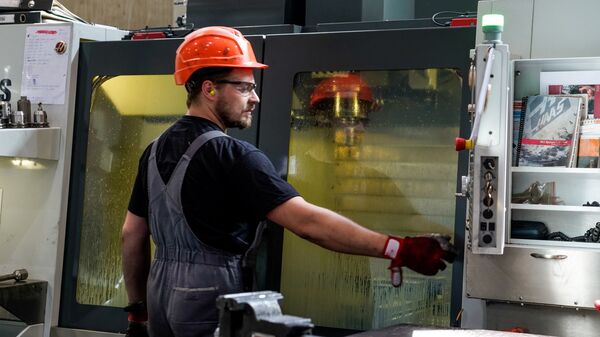 Оператор станка за работой - Sputnik Латвия