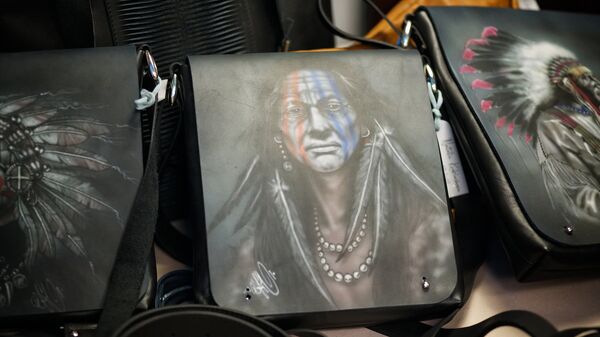 Сумки с росписью, совместный продукт семейного дуэта - Sputnik Латвия