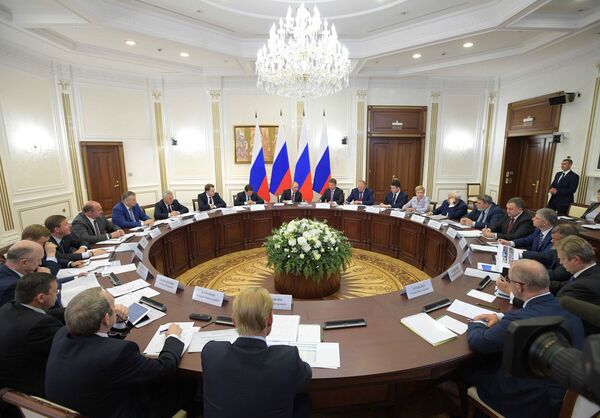 16 августа 2017. Президент РФ Владимир Путин проводит совещание по вопросам развития транспортной инфраструктуры Северо-Запада России 16 августа 2017. Президент РФ Владимир Путин проводит совещание по вопросам развития транспортной инфраструктуры Северо-Запада России - Sputnik Латвия