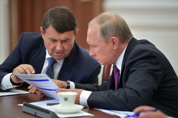 Президент РФ Владимир Путин и помощник президента РФ Игорь Левитин (слева) на совещании по вопросам развития транспортной инфраструктуры Северо-Запада России Президент РФ Владимир Путин и помощник президента РФ Игорь Левитин (слева) на совещании по вопросам развития транспортной инфраструктуры Северо-Запада России - Sputnik Латвия