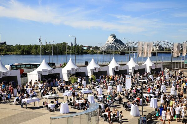 Ресторан под открытым небом Ресторан под открытым небом - Sputnik Латвия