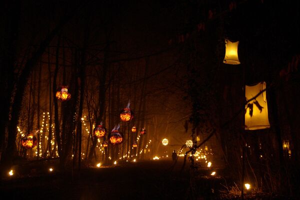 Огненные инсталляции и перформансы Cie Carabosse Огненные инсталляции и перформансы Cie Carabosse - Sputnik Латвия