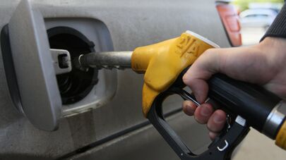 Заправка машины на одной из автозаправочных станций