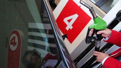 Автовладелец заправляет машину на одной из автозаправочных станций