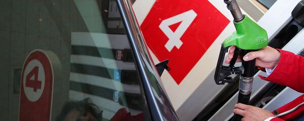Автовладелец заправляет машину на одной из автозаправочных станций Автовладелец заправляет машину на одной из автозаправочных станций - Sputnik Latvija