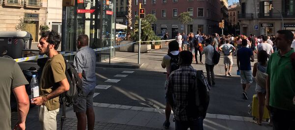 Полицейское оцепление на месте теракта в Барселоне, 17 августа 2017 - Sputnik Latvija