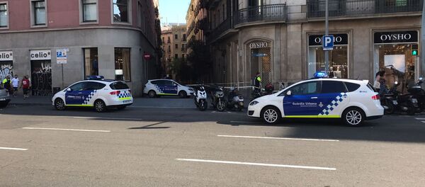 Полицейское оцепление на месте теракта в Барселоне, 17 августа 2017 - Sputnik Латвия