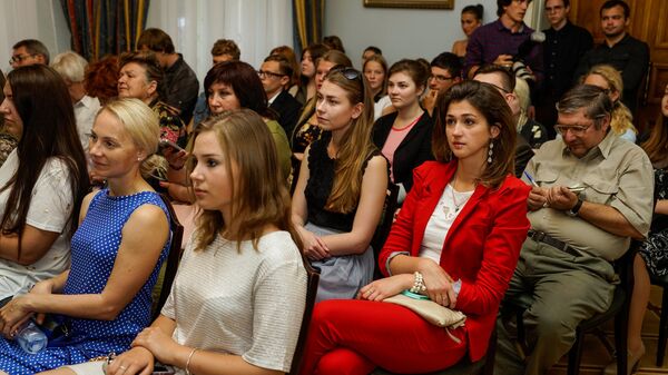 Будущие студенты российских вузов на встрече в посольстве РФ в Латвии - Sputnik Латвия