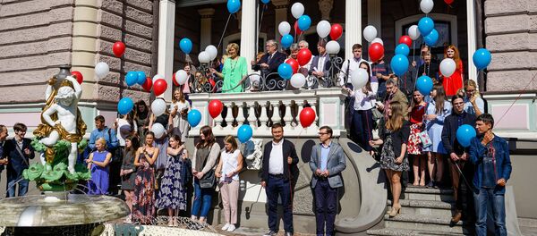 По традиции в небо выпустили воздушные шарики - Sputnik Латвия