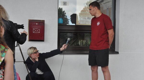 Журналист Мария Бургарте за работой - Sputnik Латвия