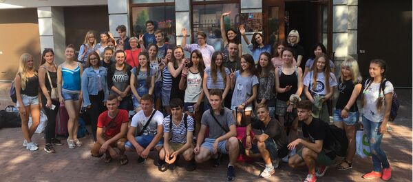 Украинские школьники, направляющиеся в Москву и Санкт-Петербург для участия в программе Россотрудничества Украинские школьники, направляющиеся в Москву и Санкт-Петербург для участия в программе Россотрудничества - Sputnik Latvija