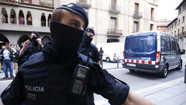 Каталонские полицейские блокируют дорогу после задержания подозреваемого связанного с терактами в Барселоне и Камбрилсе - Sputnik Латвия
