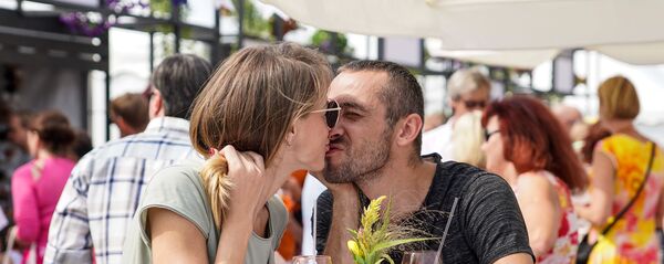 Коктейли рождают романтическое настроение у посетителей Ресторана Праздника Риги Коктейли рождают романтическое настроение у посетителей Ресторана Праздника Риги - Sputnik Latvija