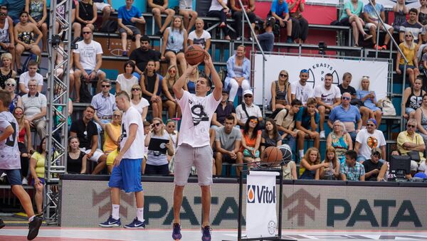 Бывший игрок сборной Латвии по баскетболу Кристапс Валтерс выиграл конкурс по трёхочковым броскам во время Матча берегов по баскетболу - Sputnik Latvija